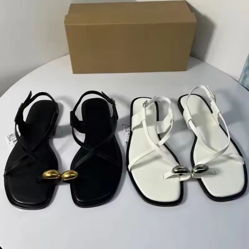 Brand Design Women Flat Sandals Clip Toe Leisure Outside Beach Shoes for Lady Fashion Metal Decoration 2025 Summer Footwear